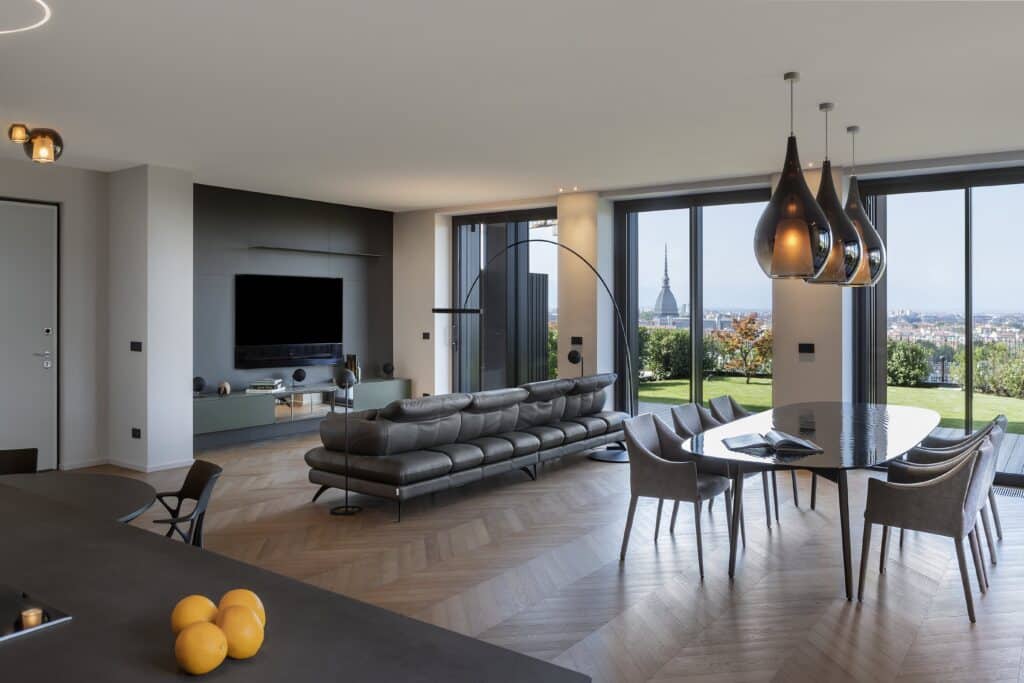 B LAB STUDIO: Progetto di Interior Design a Torino, Precollina. Living di lusso con vista sulla Mole Antonelliana.