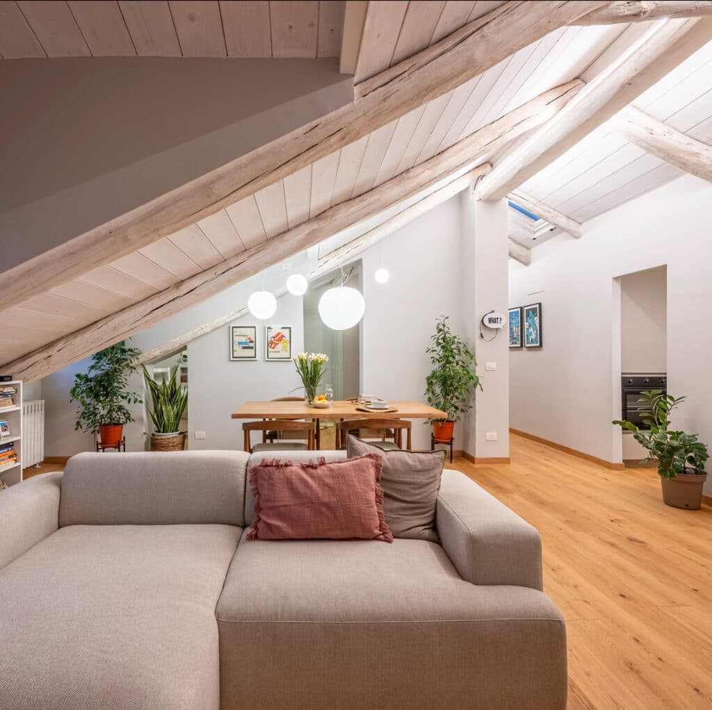 Salone mansarda residenziale a Torino progettata da BLAB STUDIO